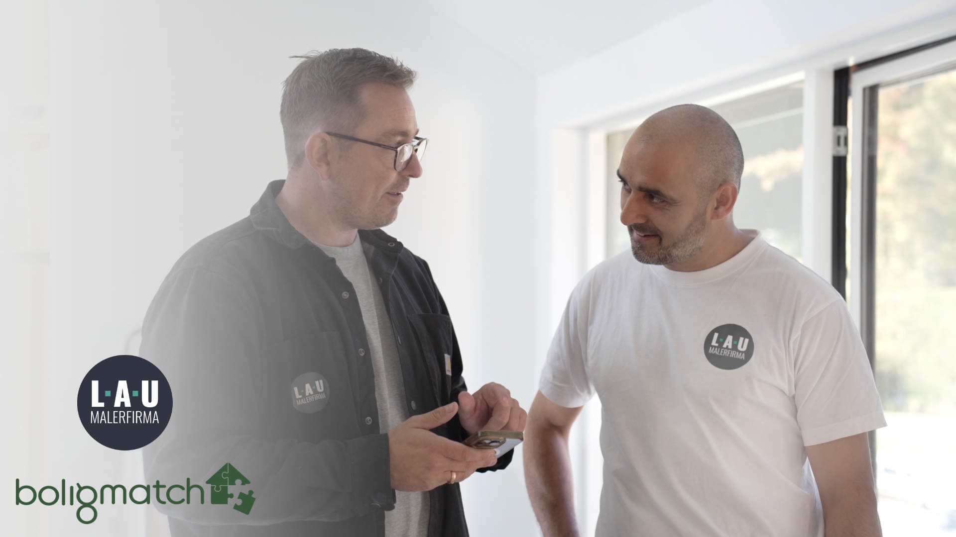 Billede af Lau og en medarbejder fra Lau malerfirma fra en video produceret til BoligMatch+